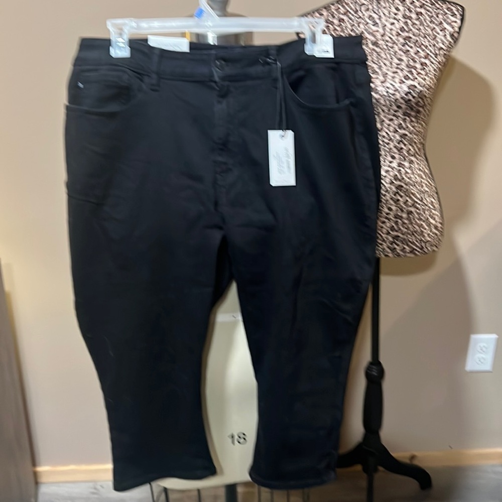 Judy Blue 22w black jeans capri. NWT